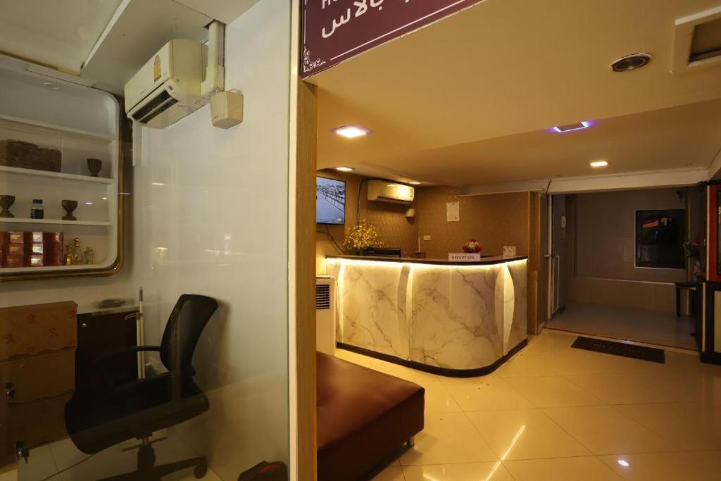 Lucky Palace Hotel 曼谷 外观 照片